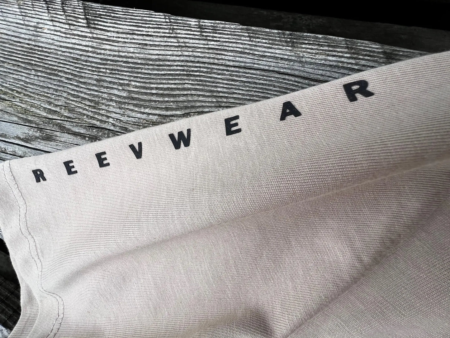 Hoogwaardige siliconen bedrukking op een REEV wear T-shirt, duurzaam en langdurig als nieuw